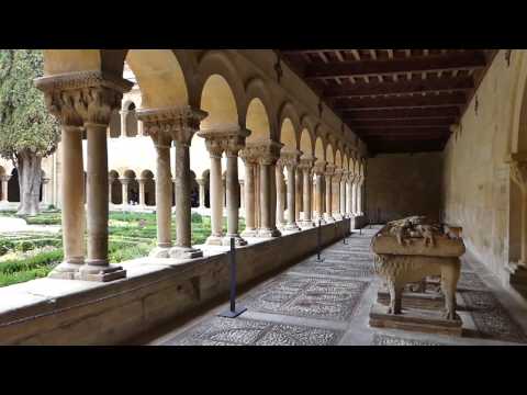 Un paseo por el claustro de santo Domingo de Silos