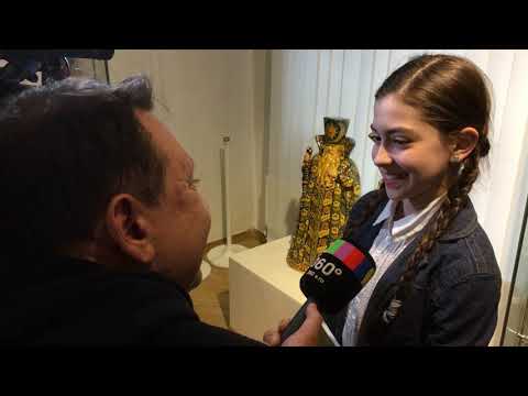 Ангелина Оруджева и фарфоровая статуэтка от рок музыканта Гарика Сукачева