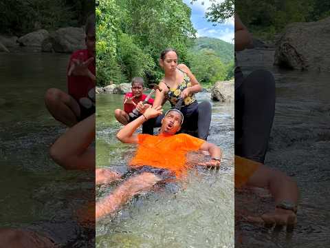 CUANDO MI HIJO QUIERE LLORAR EN EL RÍO 👦🏽🌊🤣🌴 #shorts #rio #funny