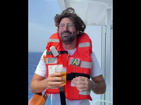 FUNCIONARIAS BE LIKE | JORGE CREMADES