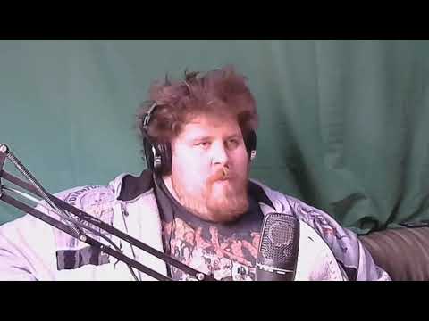 Drachenlord schiebt sich eine Mozzarella Kugel in den Hals