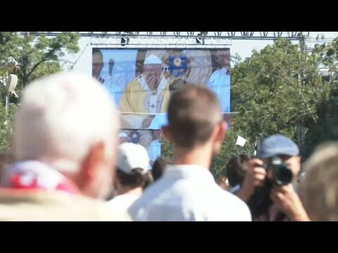 Crowd watches Pope's Holy Mass on large screen in Budapest | AFP