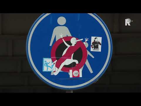 Stickers Ajax geplakt in stadion van Feyenoord