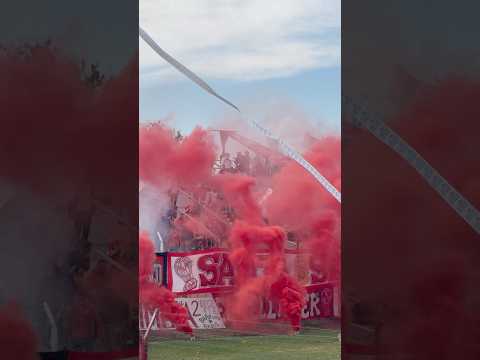 "Los hinchas de #HuracánLasHeras y el recibimiento para sus jugadores en el Torneo #FederalA" Barra: La Banda Nº 1 &bull; Club: Huracán Las Heras