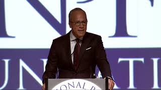 Lester Holt Accepts the 2018 Taishoff Award