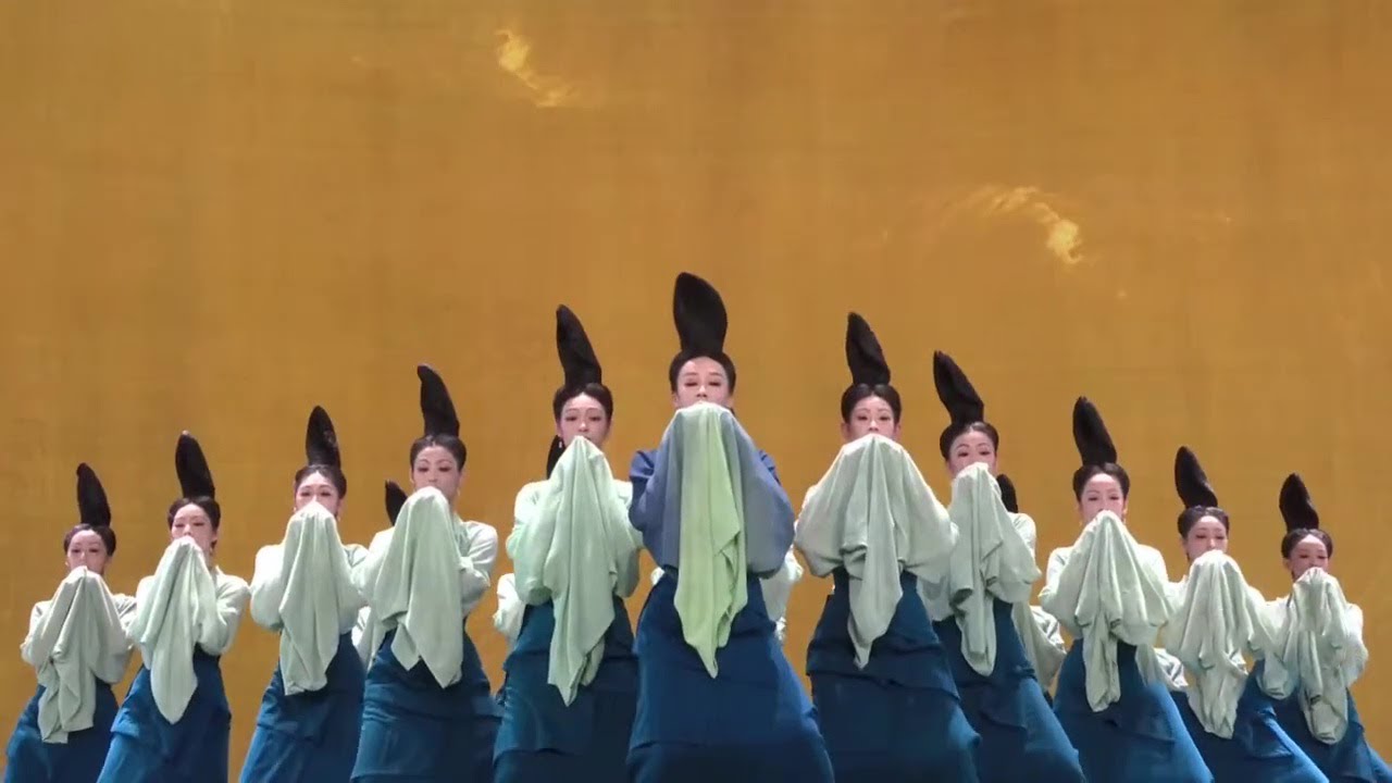 Dance on the Spring Festival Gala show saluting traditional culture