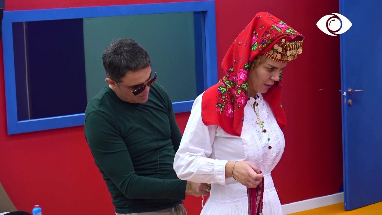 Kejvina vishet me veshje popullore