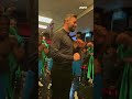 ? RUUD VAN NISTELROOIJ laat zijn DANSMOVES zien in de kleedkamer!