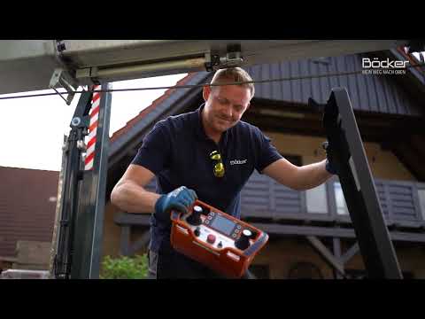 AHK 36e: Anhängerkran mit 230 V Ladetechnik übernimmt Materialtransport