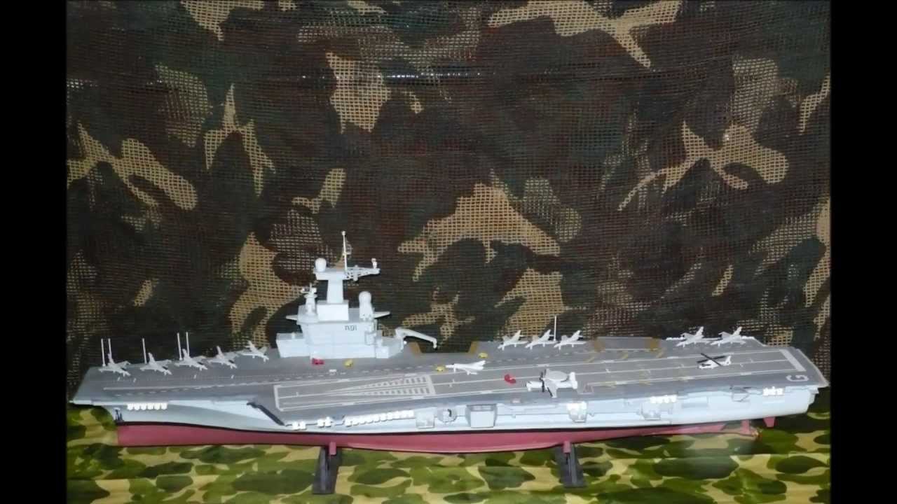 maquette du porte-avions Charles De Gaulle (échelle 1/400)