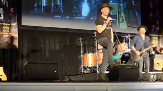 NashCon 2018 - Jensen Ackles sings 'Whipping Post'