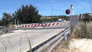 preview picture of video 'Passaggio a livello di via Einaudi in HD - Civitanova Marche'