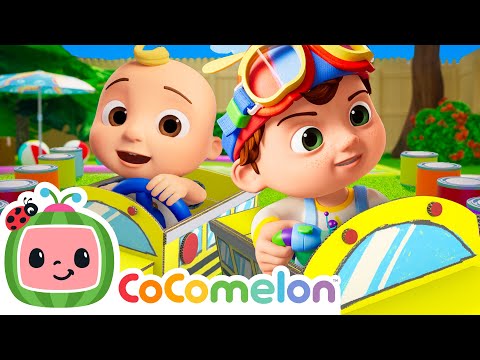 校園裡車車跑！校外競速 🚌 | CoComelon 兒歌童謠 (Wheels on the Bus in the Playground! 🚌 Outdoor Race  | CoComelon Nursery Rhymes & Kids Songs)
