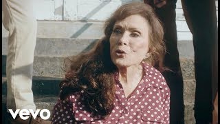 Loretta Lynn - Ain't No Time To Go (Official Video)