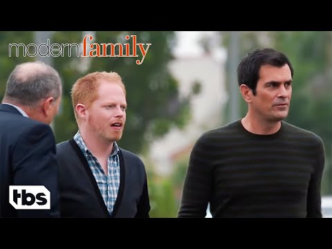 菲爾、傑、卡麥蓉和米契爾幫海莉討回她的錢 (片段) | Modern Family | TBS (Phil, Jay, Cam and Mitchell Get Haley’s Money Back (Clip) | Modern Family | TBS)
