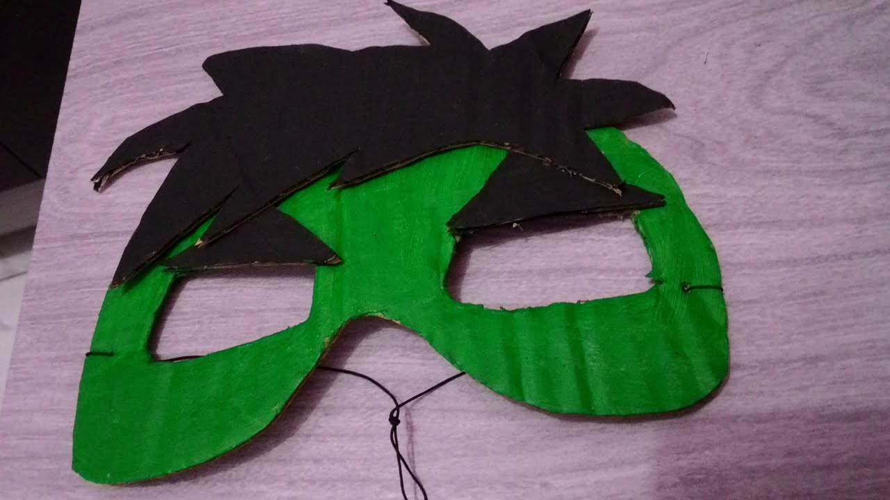 Máscara do Hulk feita de papelão