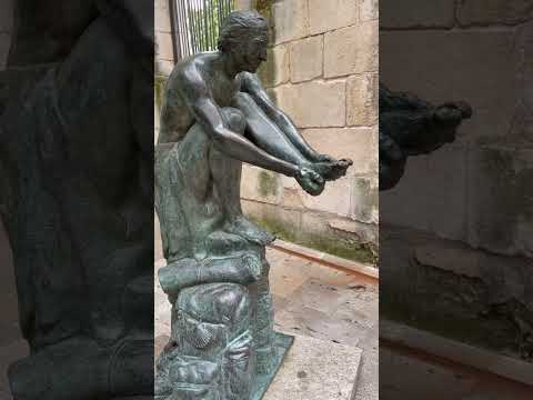 Estatua del Peregrino cuidándose los pies - Burgos