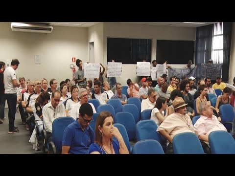 Sessão da Câmara é marcada por protestos