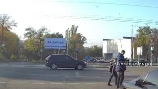 В Днепре пешеход расстрелял не пропустившее его авто: видео с места ЧП