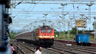 preview picture of video 'Lallaguda WAP-4 for the first time with LHB Bangalore City Rajdhani Express'