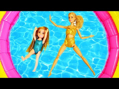 Spielspaß mit Puppen. Barbie und Chelsea gehen auf die Pool-Party.