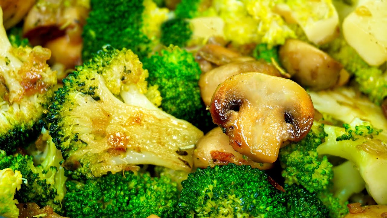 Brokkoli mit Champignons und Ofenkartoffeln by Essen Kochen — recipe photo