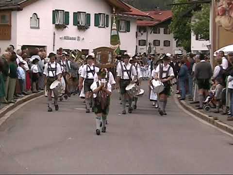 Trachtenverein "Edelweiß Bad Kohlgrub" beim Festzug in Mittenwald 2005