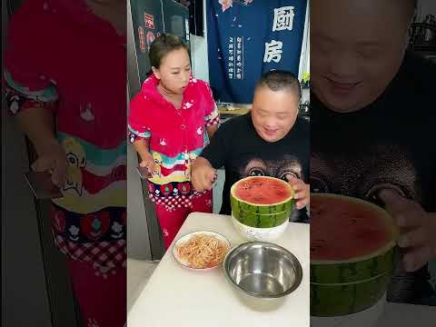 自私老公趁我去倒水抢走饭，面对我还敢不给，直接给他一个平底锅【朱大帅and依美姐】