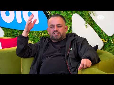 Seno përlotet teksa bisedon me Juelën për miqtë e tij