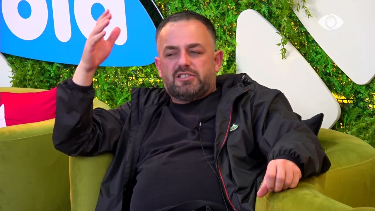 Seno përlotet teksa bisedon me Juelën për miqtë e tij