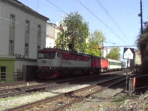 749 146 a 749 252 na čele R 1250 - Praha Nusle průjezd - 10.4.2011.