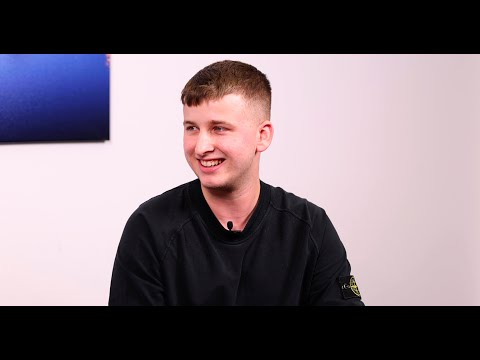 Bjarne erzählte Tobi Witton vor seiner Abschlussprüfung noch etwas über seine Ausbildung bei GROUP7