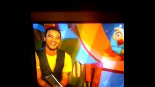Guy Sebastian reads a story on ABC 2 Giggle and hoot