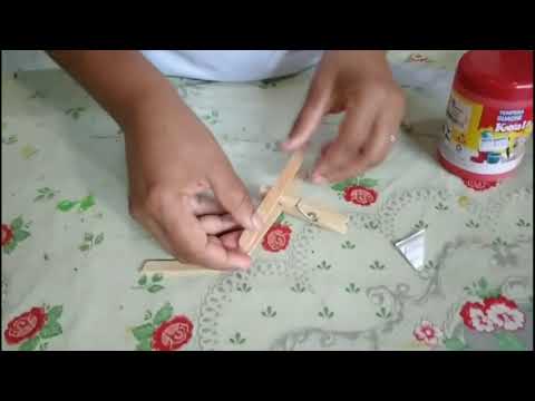 Brinquedoteca - Produção de Avião com prendedor de roupa e palito de picolé.