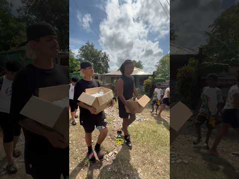 Los artistas Br y Jarulay hacen donaciones en Holguín para afectados por el huracán #reparto #cuba