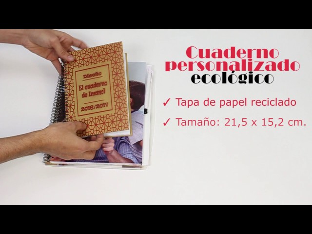 Vídeo relacionado con Regalo Original Cuaderno grande de tapa dura personalizado con foto o texto y con un bolígrafo incluido 29,5 cm x 22 cm