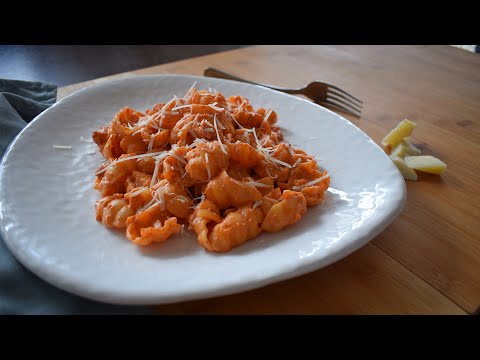 Pasta con pancetta al pomodoro - una cena veloce e gustosa!