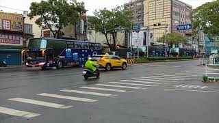 [問題] 清大正門過馬路怎麼沒紅綠燈？