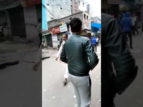 जनता को अपने भाषण से भडकाते हुए और दुकान बंद करवाते हुए उपद्रवी