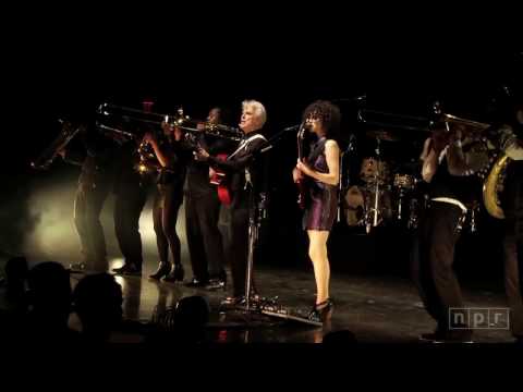 David Byrne and St Vincent - Burning Down The House