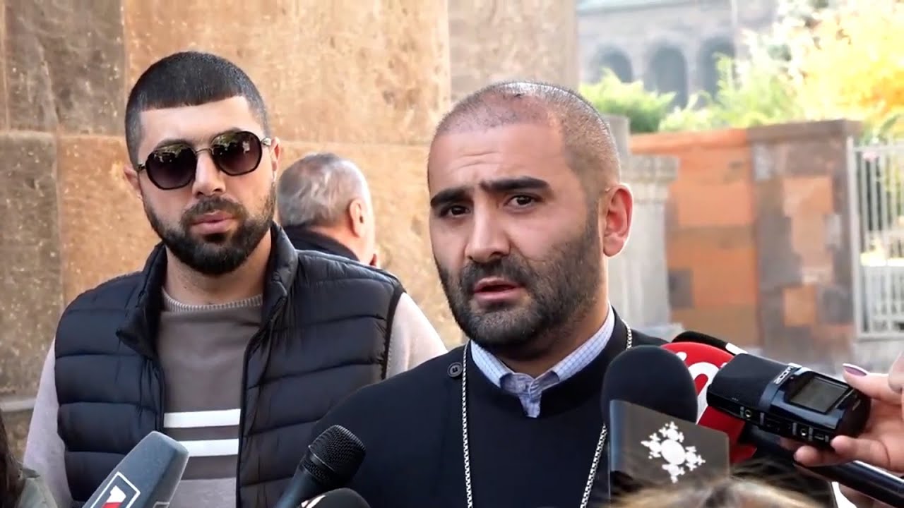 #Ուղիղ. Ինչ է կատարվում Մայր Աթոռում. Կարգալույծ եղած քահանային կանչել են Մայր Աթոռ