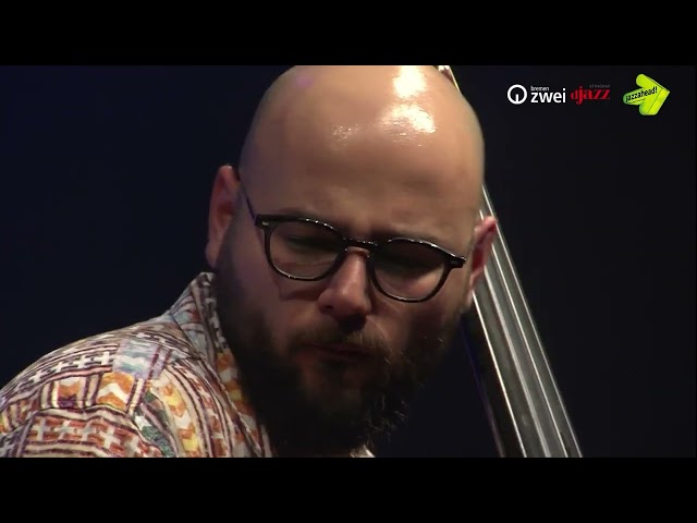 Line-Up: Giuseppe Doronzo (bs, bagpipe, gong), Esat Ekincioglu (db), Giuseppe “Pino” Basile (dr, cupaphon, percs)
Audio: Radio Bremen