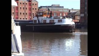 preview picture of video 'GLOUCESTER SHARPNESS CANAL - MV TRANSIENT in Gloucester Lock 2005'