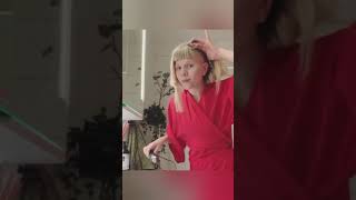 Aurora shaving her hair by herself like a professional 💇🏼‍♀️