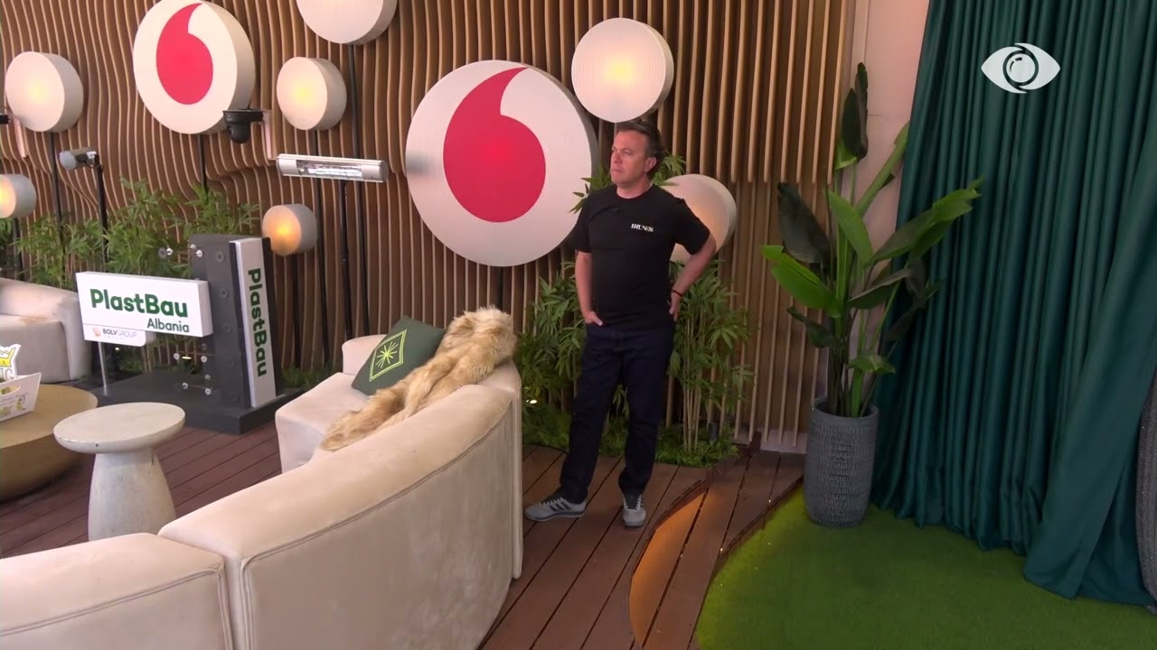 Vijon sfida, Laerti fsheh zarfin në trupin e tij