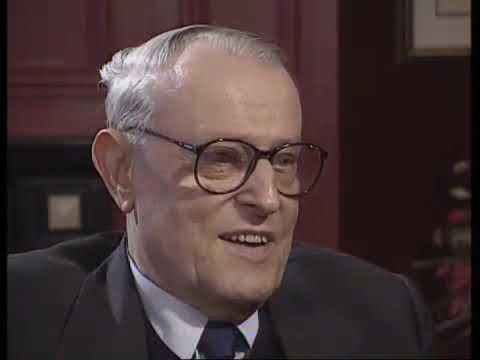 Schrijver W.F. Hermans schrijft het Boekenweekgeschenk (1993)