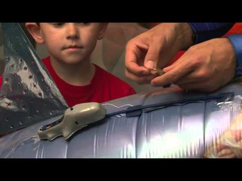 Как собрать и управлять летающую рыбу Air Swimmers