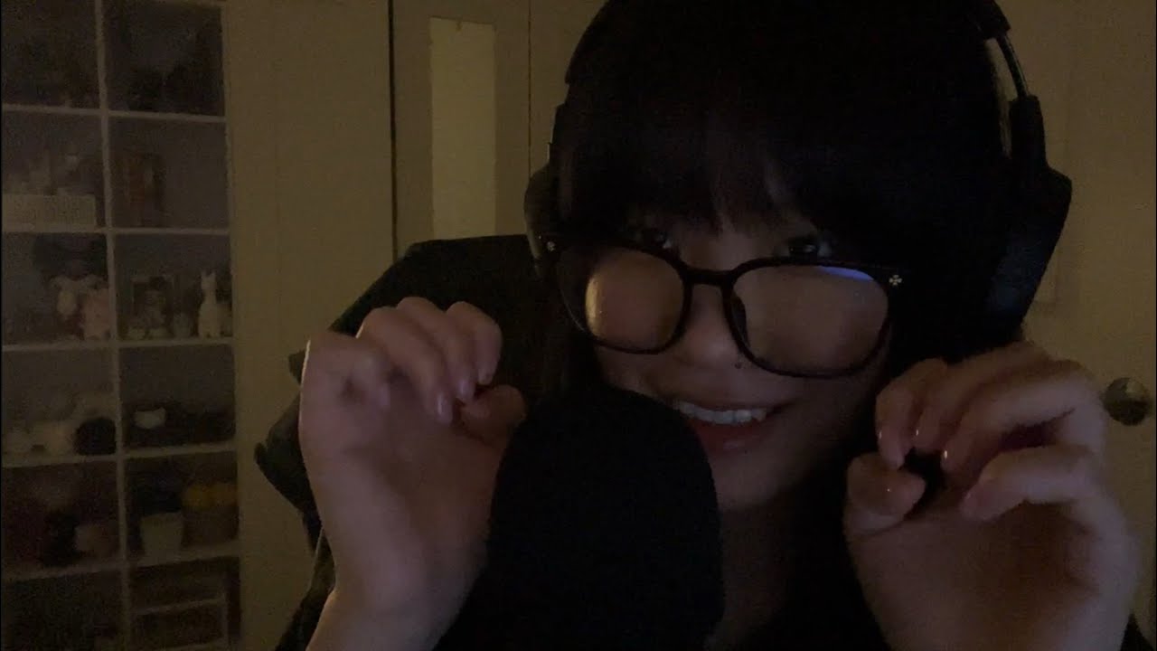 ASMR RANDOM TRIGGERS // tapping , scratching , mouth sounds , crinkles , visual triggers