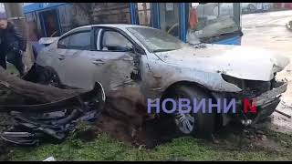 BMW влетел в троллейбус и снес дерево в Николаеве: образовалась пробка (фото)