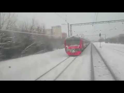 Электричка сбила двух пешеходов.